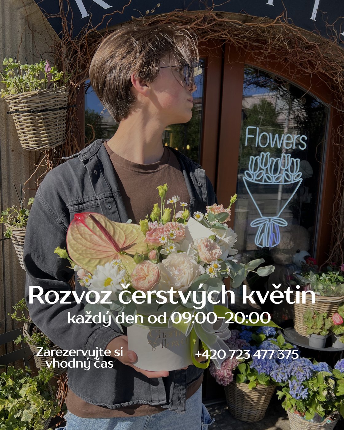 Kytice z anthurií, růží a kopretin před vchodem do květinářství